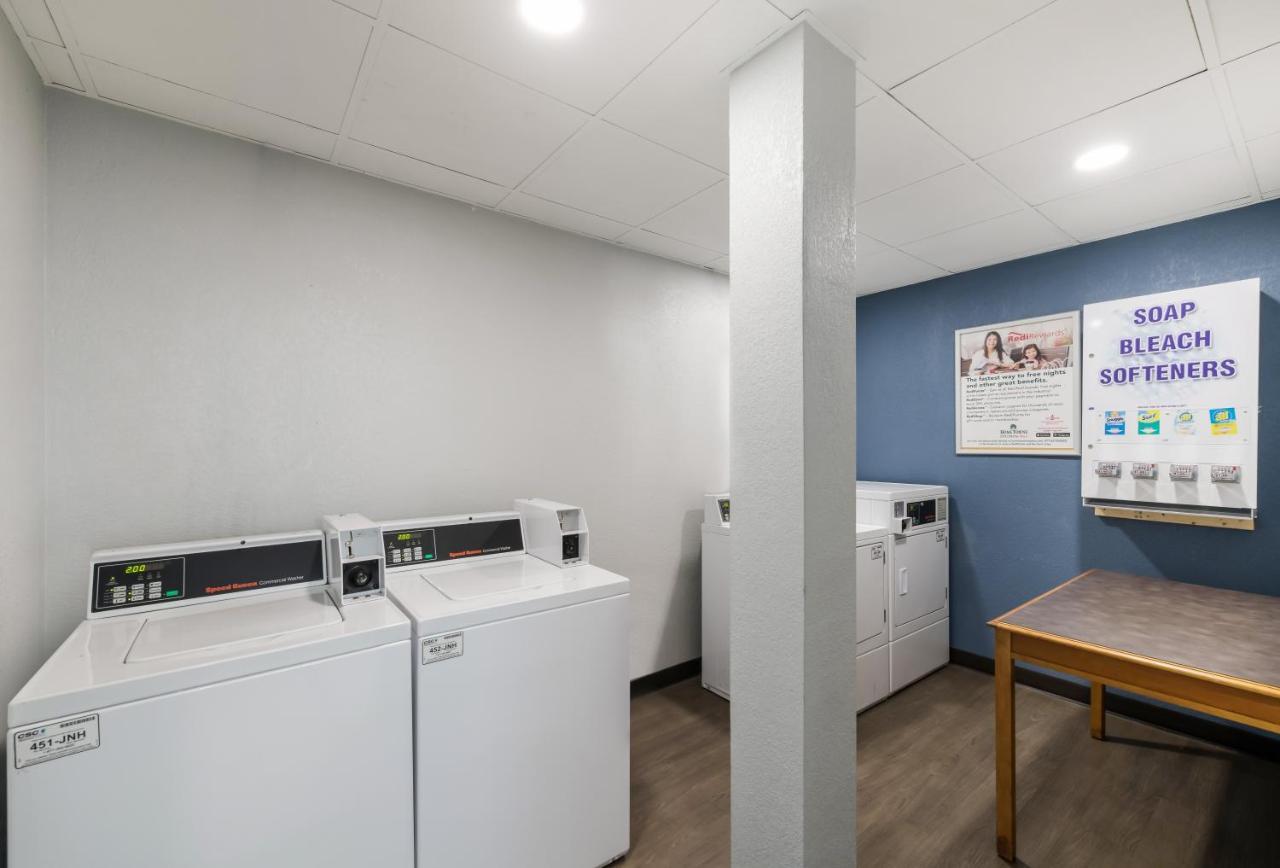 Hometowne Studios By Red Roof Newport News - Hampton West 外观 照片